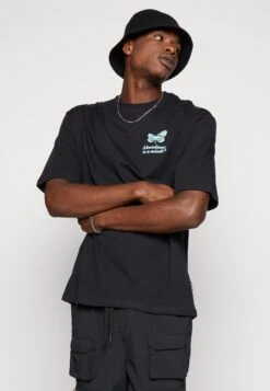 YOURTURN Chest Tee Unisex - T-Shirt Print - 802 - Black -Algemene Winkel Voor Herenmode 0df043f7336d4498b652bc179d5ab6ee