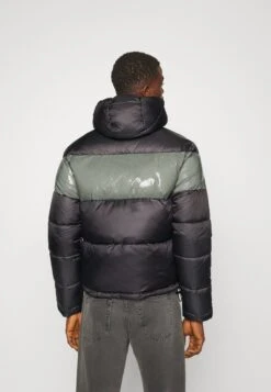 EA7 Emporio Armani Jacket - Winterjas - Black 9 EA7 Emporio Armani Jacket - Winterjas - Black -Algemene Winkel Voor Herenmode 7ce4fd5e8cc34b1a90e0d58f3bf210ae