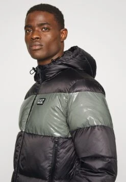 EA7 Emporio Armani Jacket - Winterjas - Black 11 EA7 Emporio Armani Jacket - Winterjas - Black -Algemene Winkel Voor Herenmode 811cadeb298e43d79cd9759bc9828f6c