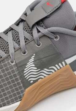 Nike Performance Metcon 8 Unisex - Trainingsschoen - Flat Pewter/Phantom/Med Brown/Light Crimson/Adobe/Cobblestone -Algemene Winkel Voor Herenmode 8653a01698a24a95a9623ef62e1b4c07