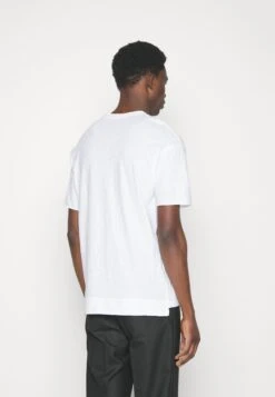DRYKORN Eros - T-Shirt Basic - White 10 DRYKORN Eros - T-Shirt Basic - White -Algemene Winkel Voor Herenmode 90f94f7baba2449bb40cda4af00f5de1