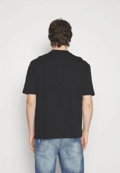 YOURTURN Fallen Schoolzi - T-Shirt Print - Black -Algemene Winkel Voor Herenmode 92ad55668a4147798c7b544728548f53