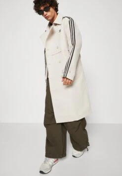 Adidas Originals 3 Stripe Coat Unisex - Trenchcoat - Beige 11 Adidas Originals 3 Stripe Coat Unisex - Trenchcoat - Beige -Algemene Winkel Voor Herenmode 9bde2a46fb7e4e9dbe6c047bc2d8afdb