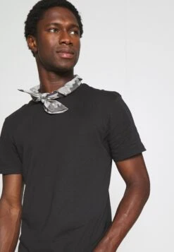 Pier One 3 Pack - T-Shirt Basic - Black/Mottled Dark Grey/Bordeaux -Algemene Winkel Voor Herenmode ae9b9691c10949c5b4edc17929f8c13a