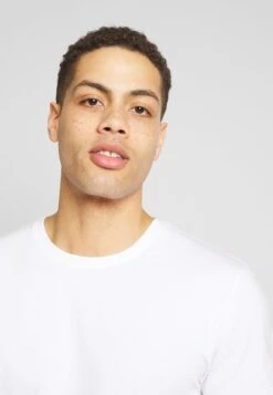 Pier One 3 Pack - T-Shirt Basic - White/Dark Blue/Red -Algemene Winkel Voor Herenmode bb58520a3fdd4addbd204975d9a479ed