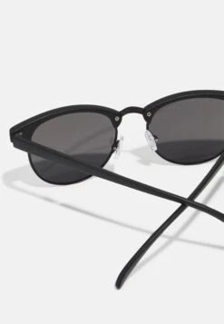 Pier One Unisex - Zonnebril -Black 8 Pier One Unisex - Zonnebril -Black -Algemene Winkel Voor Herenmode f41786acb4f54644b6e1caf49d70a762
